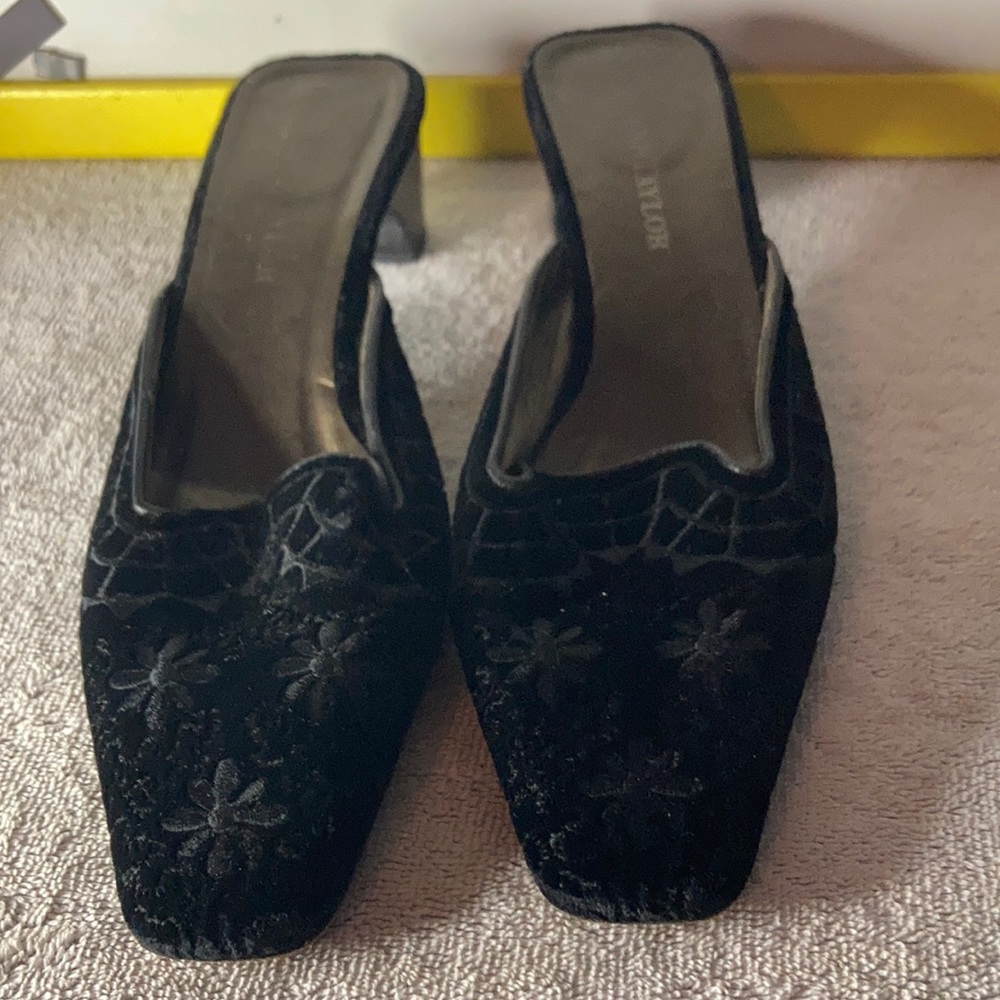 Ann Taylor Black Fabric and Leather Heels 7M